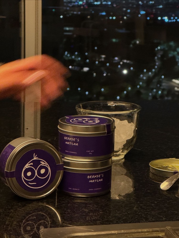 Latas de Bernie's Matcha sobre una mesa de noche